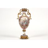 small antique vase in Sèvres porcelain with a mounting in gilded bronze || Antiek vaasje in Sèvres-
