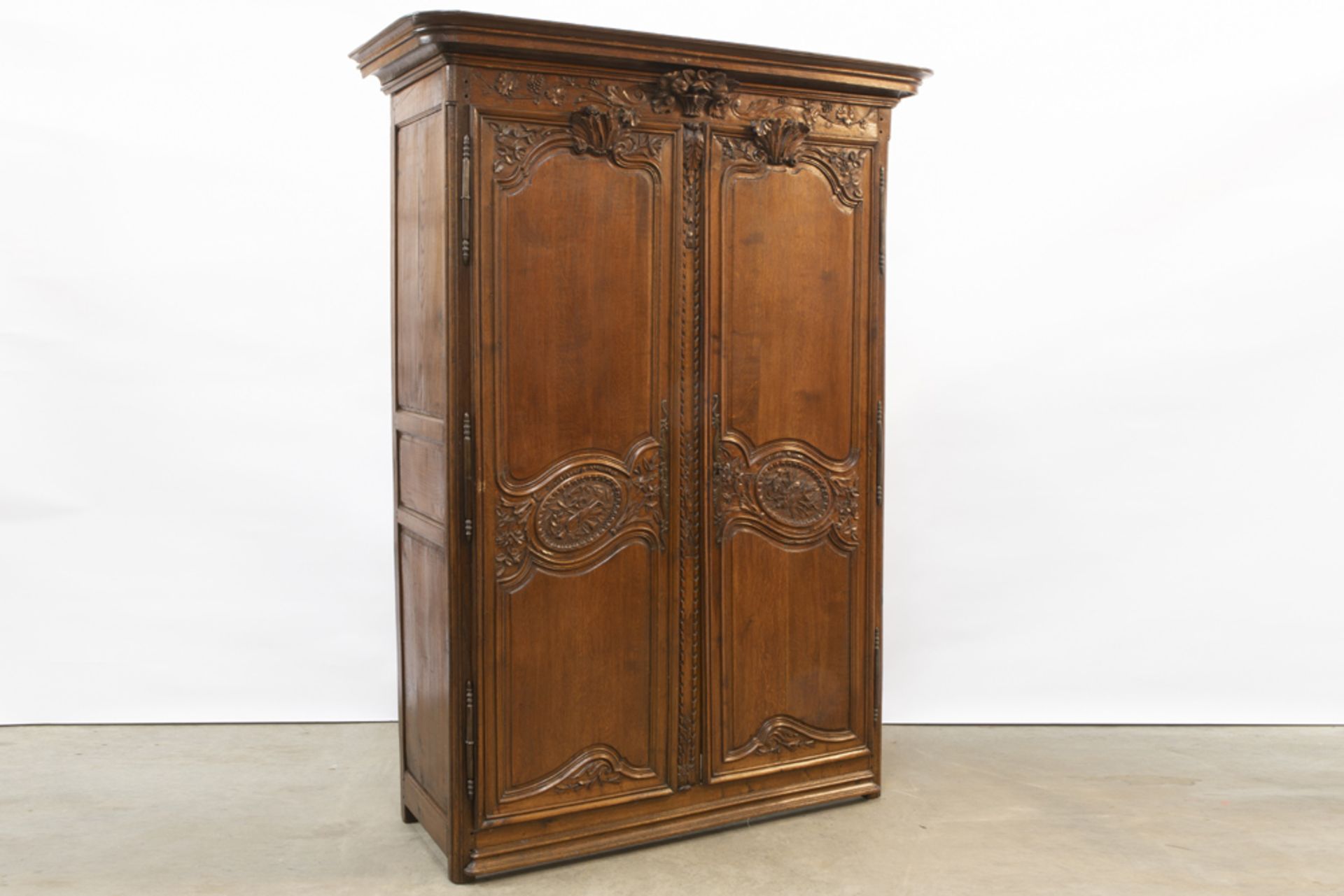 antique French oak armoire from Normandy with typical carvings || Antieke Normandische bruidskast in