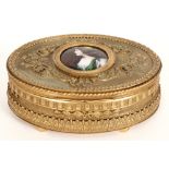 antique oval box in gilded metal with on its lid a round Limoges enamel plaque || Antieke ovale doos