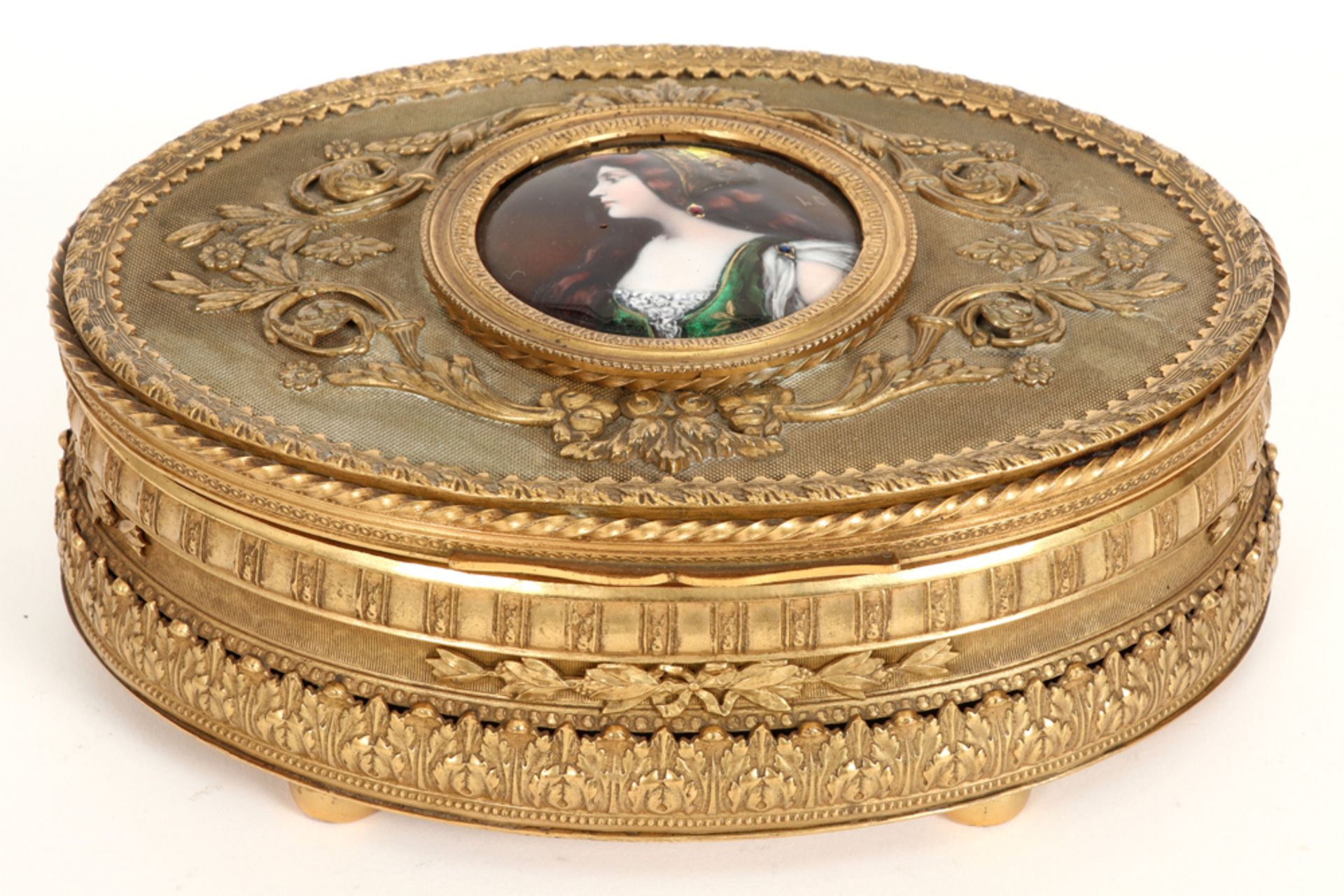 antique oval box in gilded metal with on its lid a round Limoges enamel plaque || Antieke ovale doos