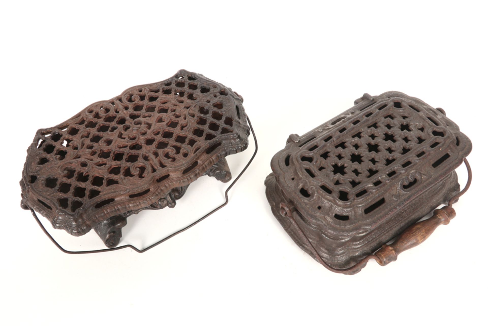 two antique feet-warmers in cast iron || Lot van twee antieke voetstoven in gietijzer - Image 2 of 4