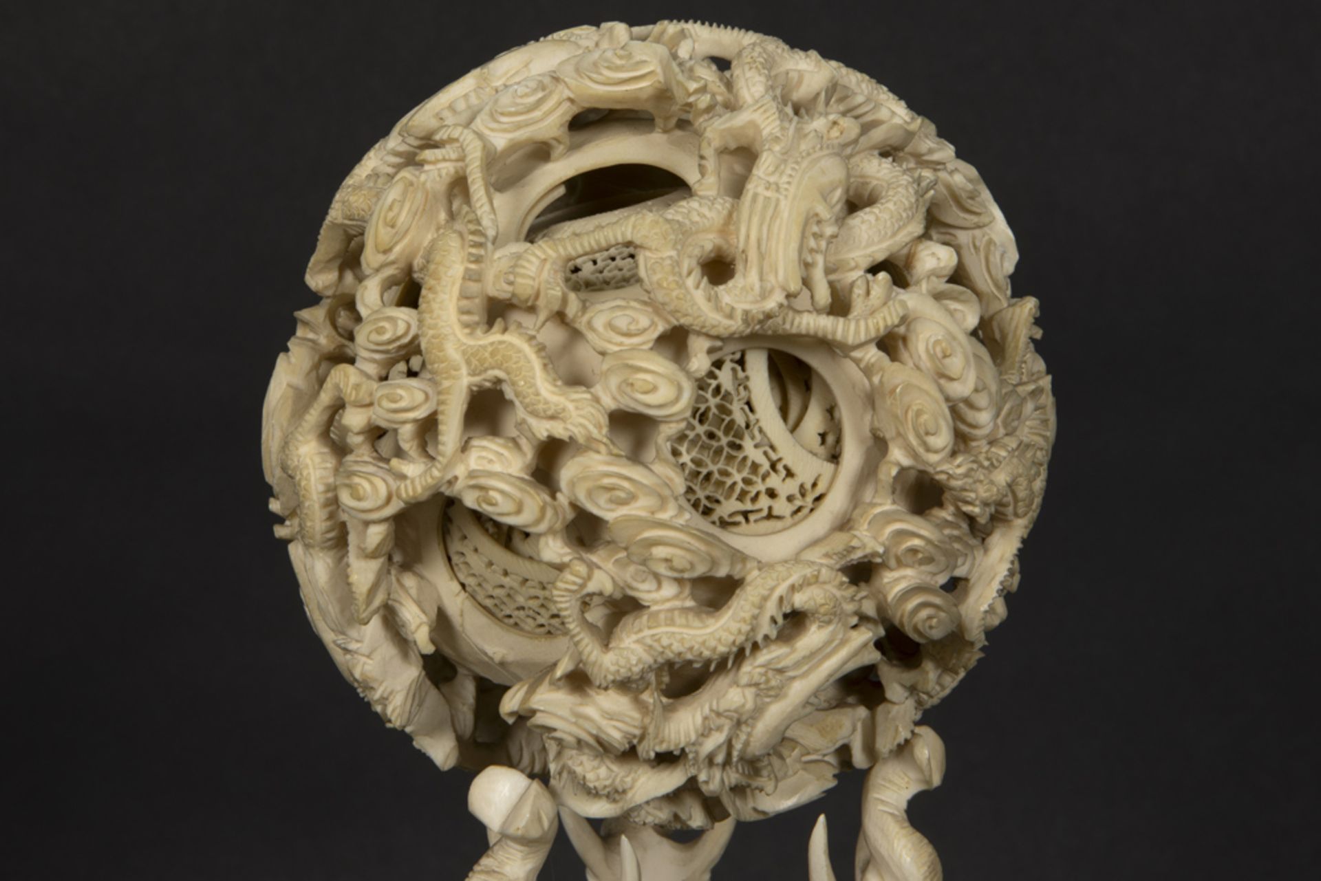 19th Cent. Chinese Qing period "Canton Ball" on a stand with elephants - typical fine Cantonese work - Bild 4 aus 5