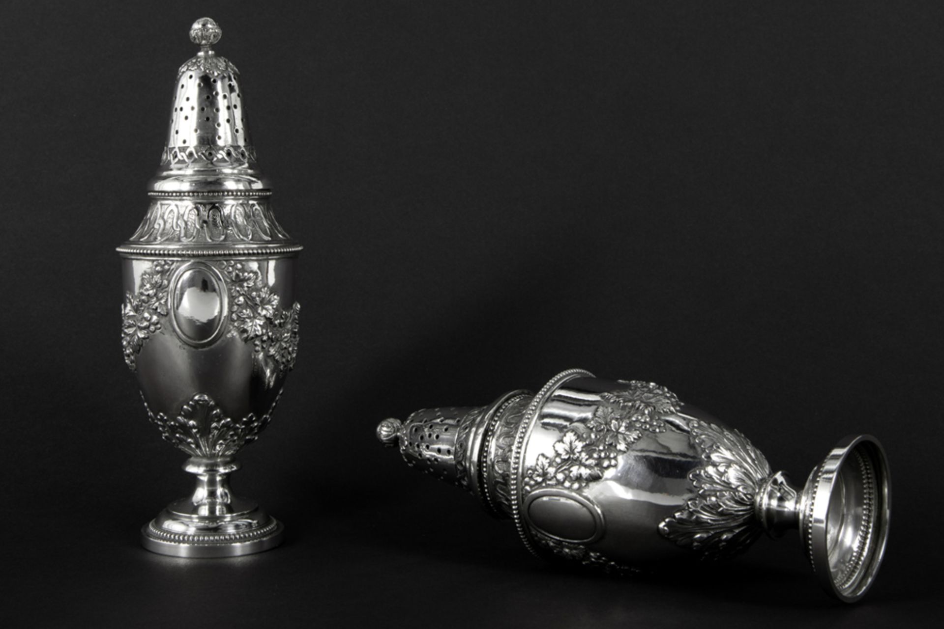 pair of antique presumably French neoclassical castors in silver with a mark of Dijon (1756/9) || - Bild 3 aus 4