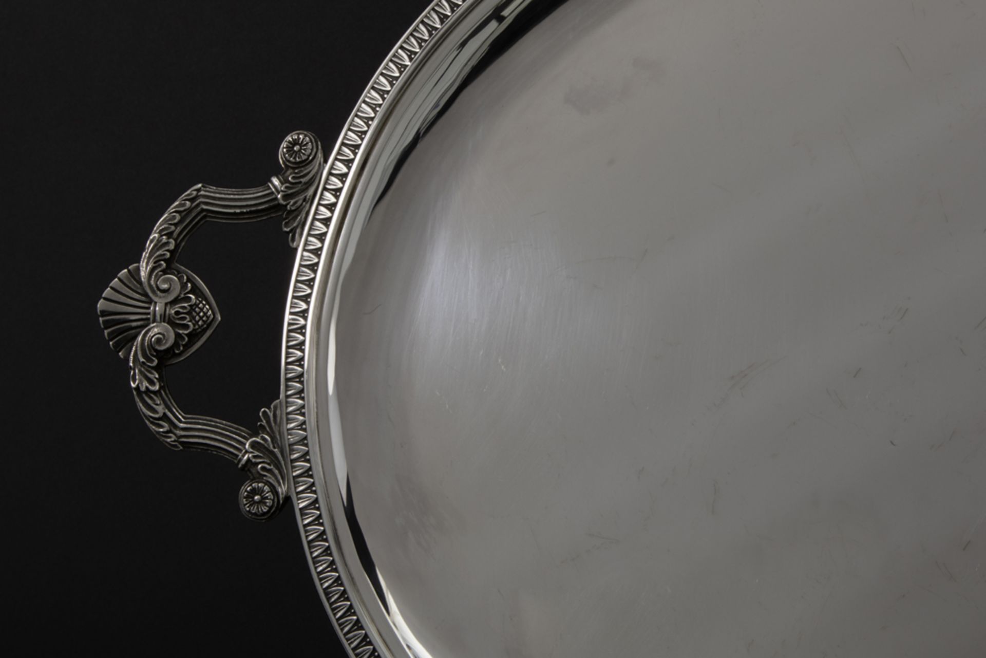 Belgian oval (dinner) tray in marked silver || Ovale Belgische dienplateau in massief zilver, - Image 2 of 4