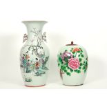 vase and ginger jar (with wooden lid) in Chinese porcelain with polychrome decors || Lot (2) Chinees