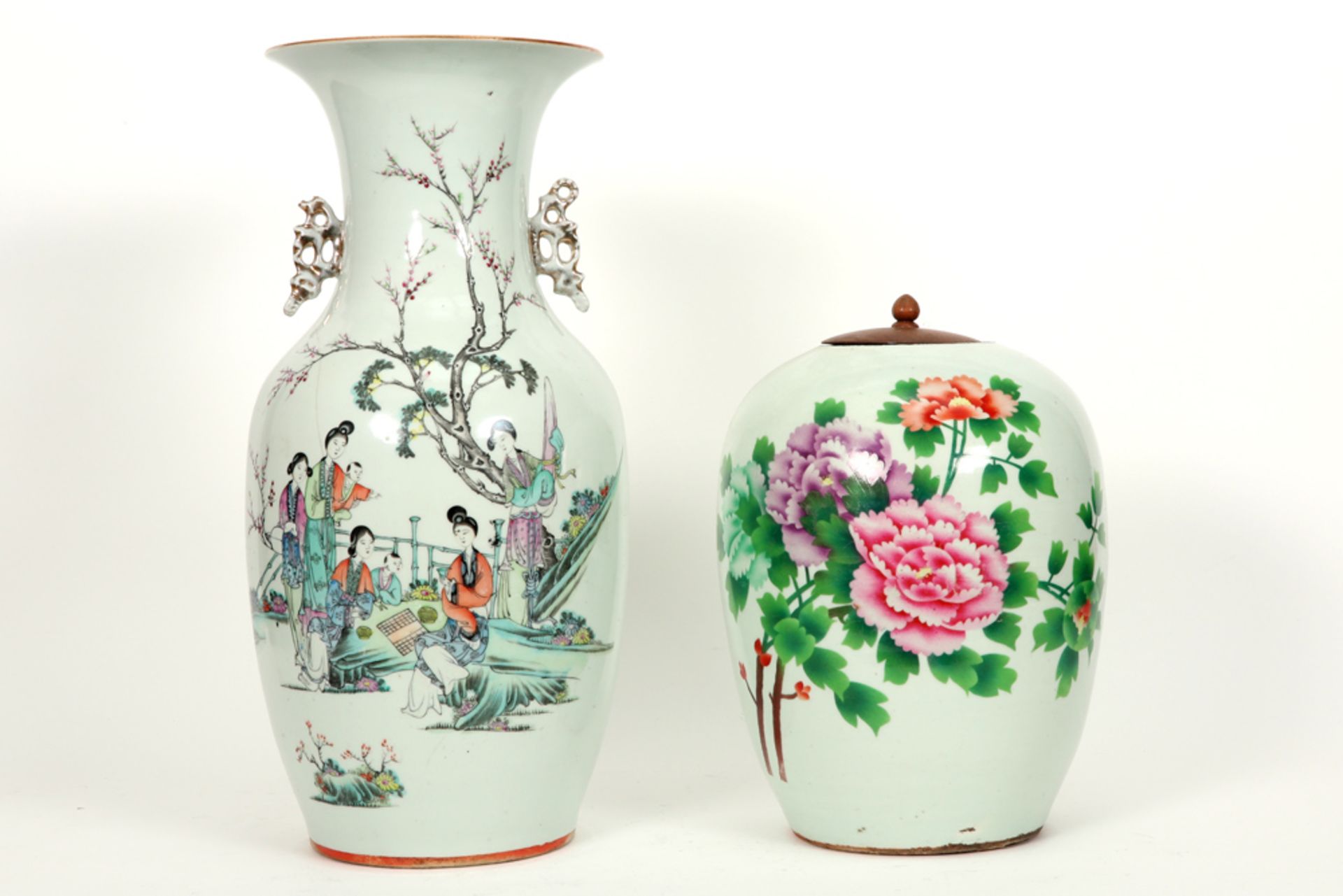 vase and ginger jar (with wooden lid) in Chinese porcelain with polychrome decors || Lot (2) Chinees