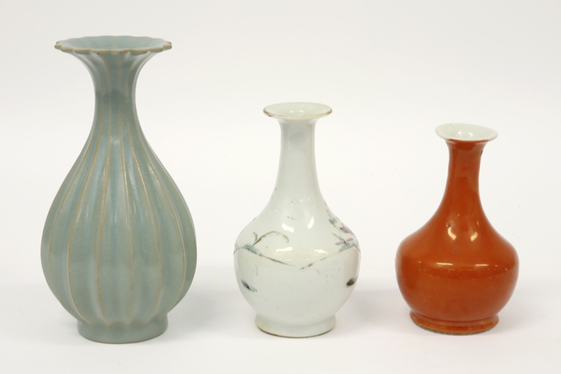 three small Chinese vases in porcelain || Lot van drie Chinese vaasjes in porselein - hoogtes van - Image 2 of 4