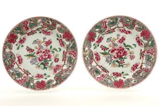 pair of antique dishes in porcelain with a Famille Rose decor || Paar antieke Famille Rose-borden in