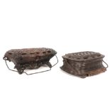 two antique feet-warmers in cast iron || Lot van twee antieke voetstoven in gietijzer