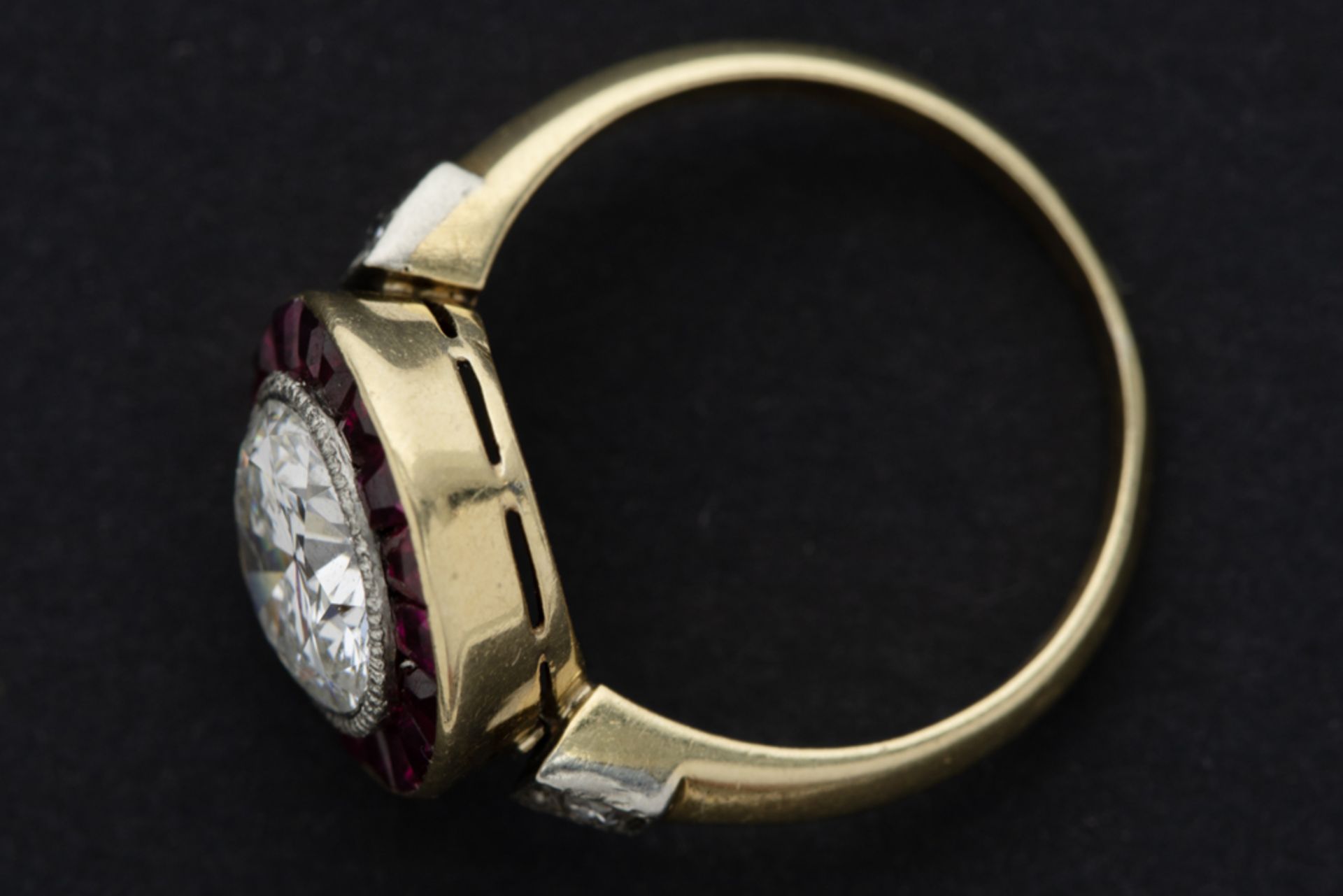 1930's collector's item : an Art Deco ring in yellow gold (18 carat) with a central circa 1,50 carat - Bild 2 aus 2