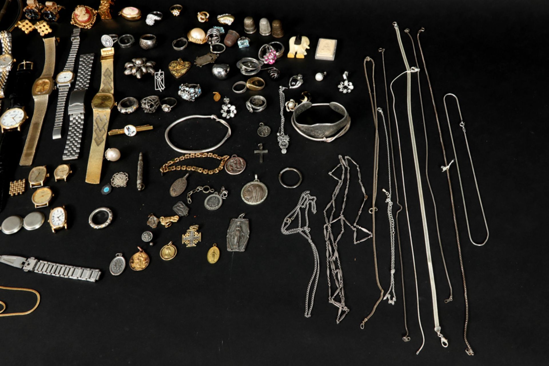 various lot of costume jewelry and watches || Vrij groot lot fantasiejuwelen en horloges - Bild 5 aus 5
