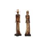 pair of Chinese bone sculptures || Paar Chinese sculpturen in gepatineerd been : "Man met hoed"