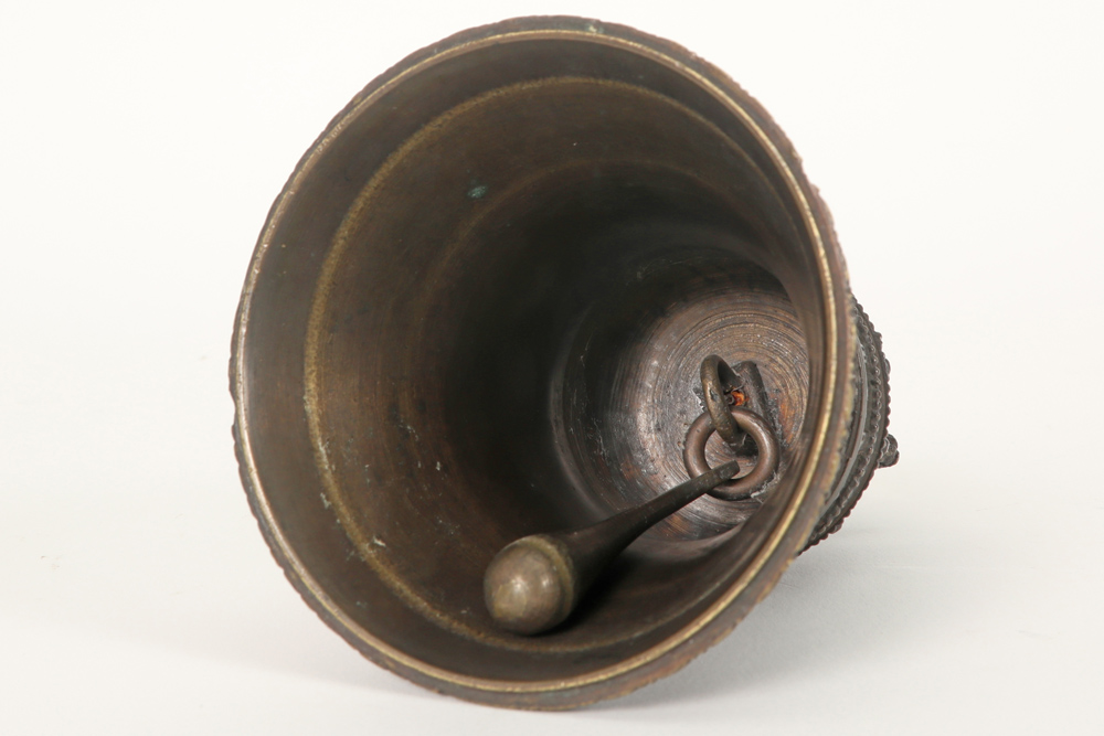 antique bronze table bell after a 16th Cent. model || Antieke bronzen tafelbel naar een zestiende - Image 4 of 4