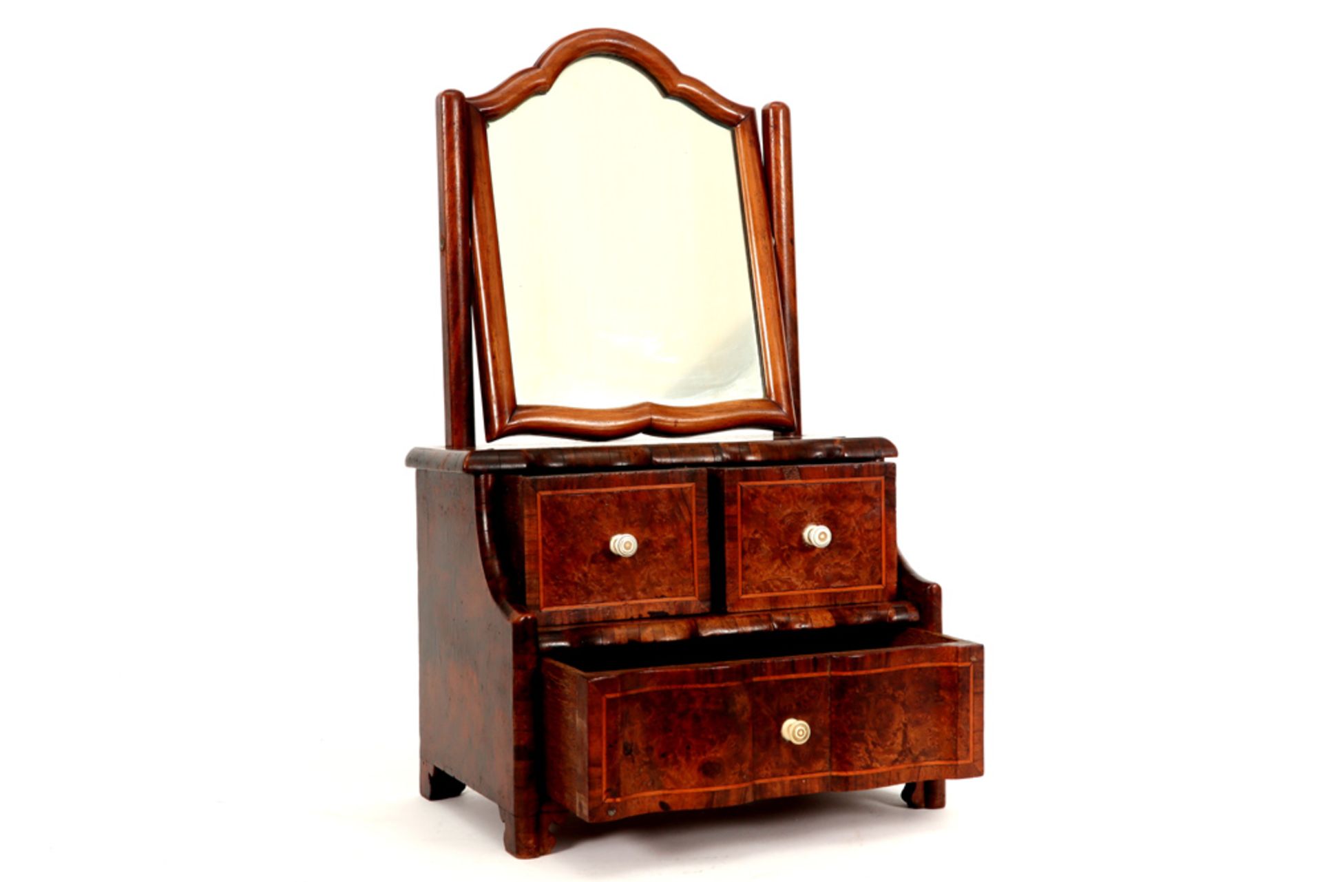 18th Cent. walnut miniature chest with three drawers and a mirror || Achttiende eeuws - Bild 2 aus 2