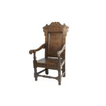 17th Cent. English armchair in oak with inlay || Zeventiende eeuwse Engelse armstoel in eik met