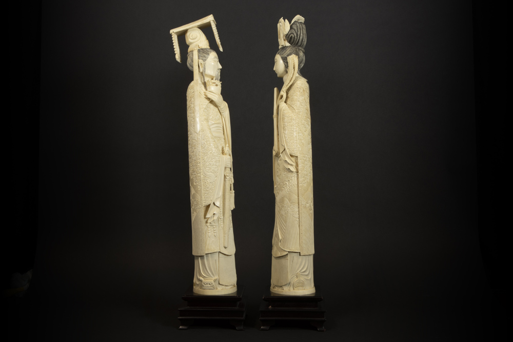 pair of quite big 'antique' Chinese "Emperor and Empress" sculptures in ivory - with European - Image 5 of 9