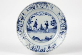 18th Cent. Chinese plate in porcelain with a blue-white decor with figures in a garden || Achttiende