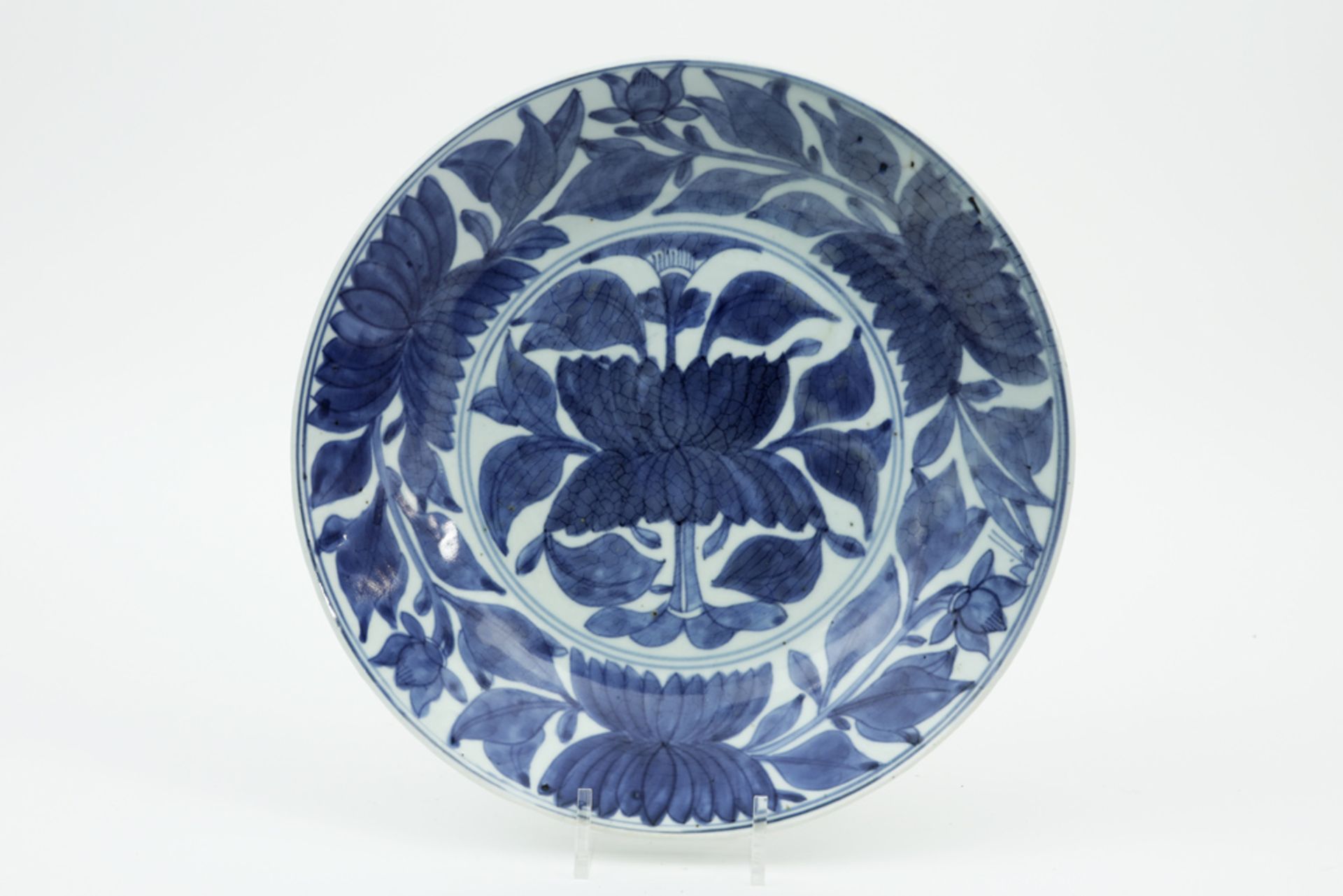 17th Cent. Chinese Ming period dish in marked porcelain with a blue-white stylized floral decor ||