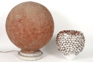 lamp in resin with a ceramic look and a ceramic vase || Lot (2) van een bolvormige lamp in kunststof