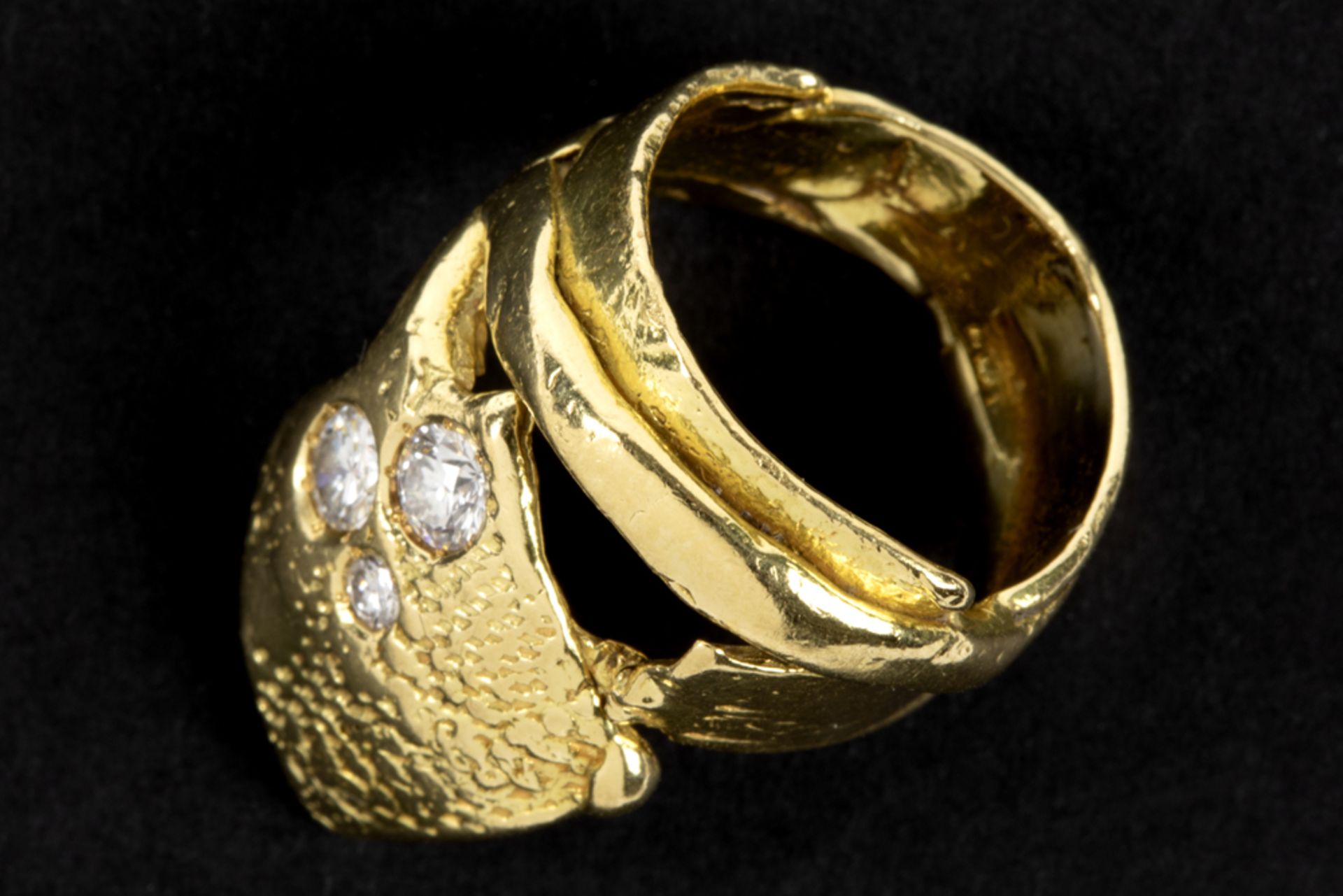 Monhof signed ring with a unique typical lost wax design in yellow gold (18 carat) with 0,45 carat - Image 2 of 3