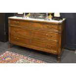 antique neoclassical Chapuis style chest of drawers in mahogany with a marble top || Antieke