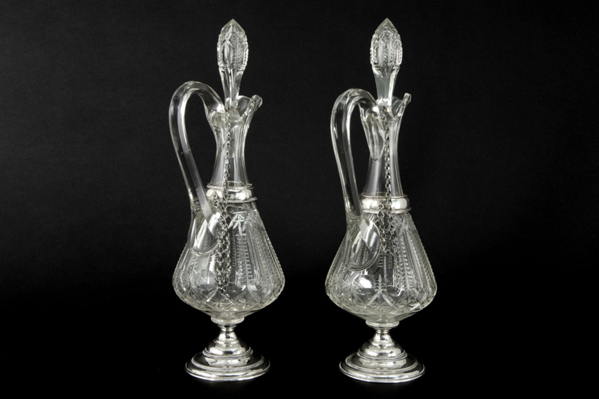 pair of antique claret jugs in clear cut crystal with mountings in marked silver || Paar antieke - Image 3 of 4