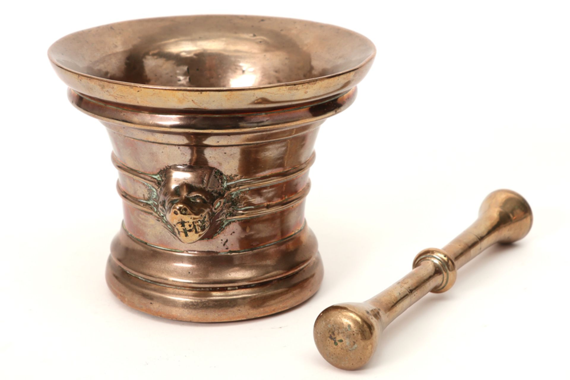 good antique mortar with special grips and its pestle in bronze || Goede antieke vijzel met aparte - Image 2 of 4