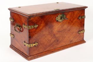 17th/18th Cent., because of the small size, rare VOC documents box in an exotic type of wood with