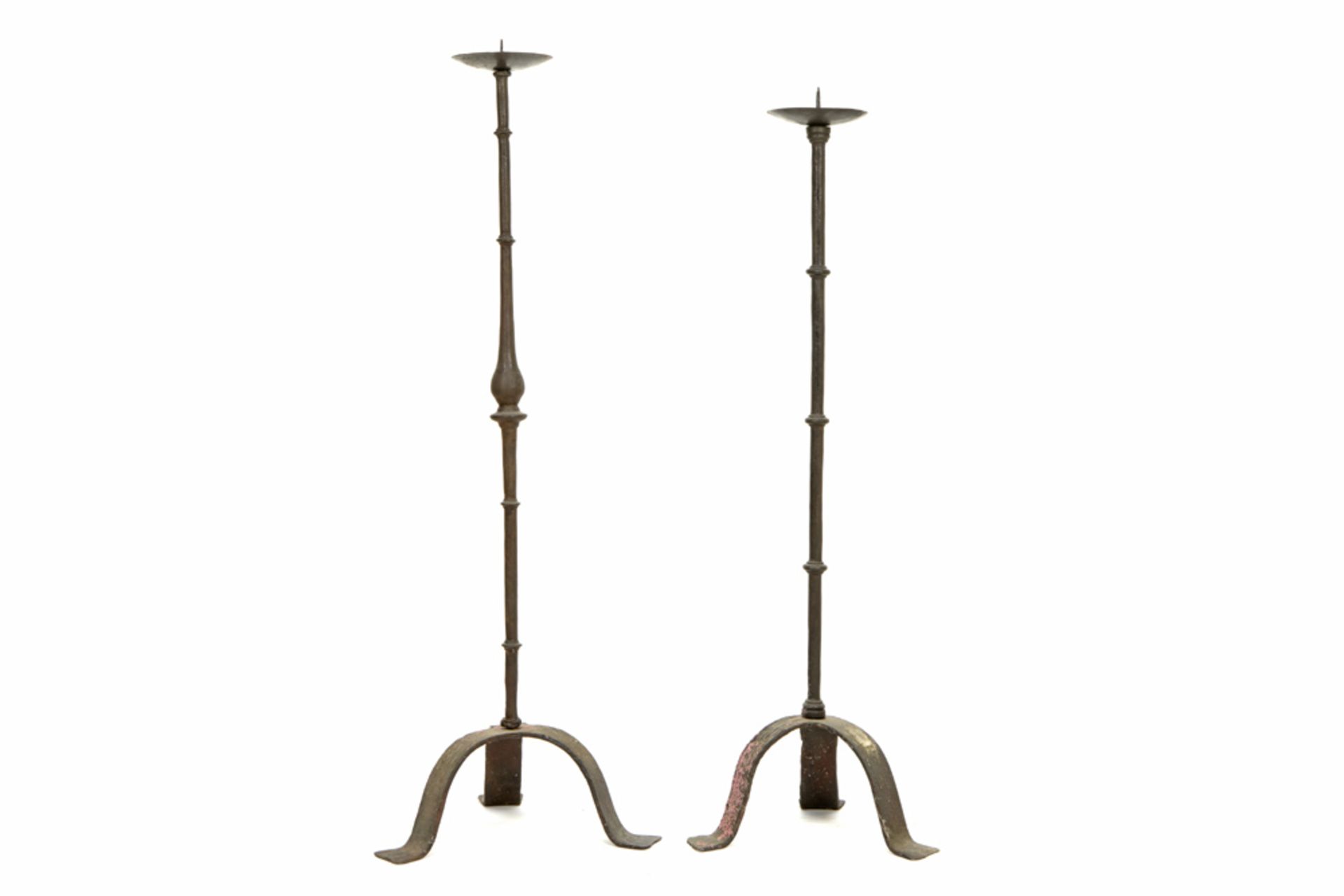two candelabra in wrought iron || Lot van twee vrij hoge (107 en 114 cm) kandelaars met driepikkel - Bild 2 aus 2