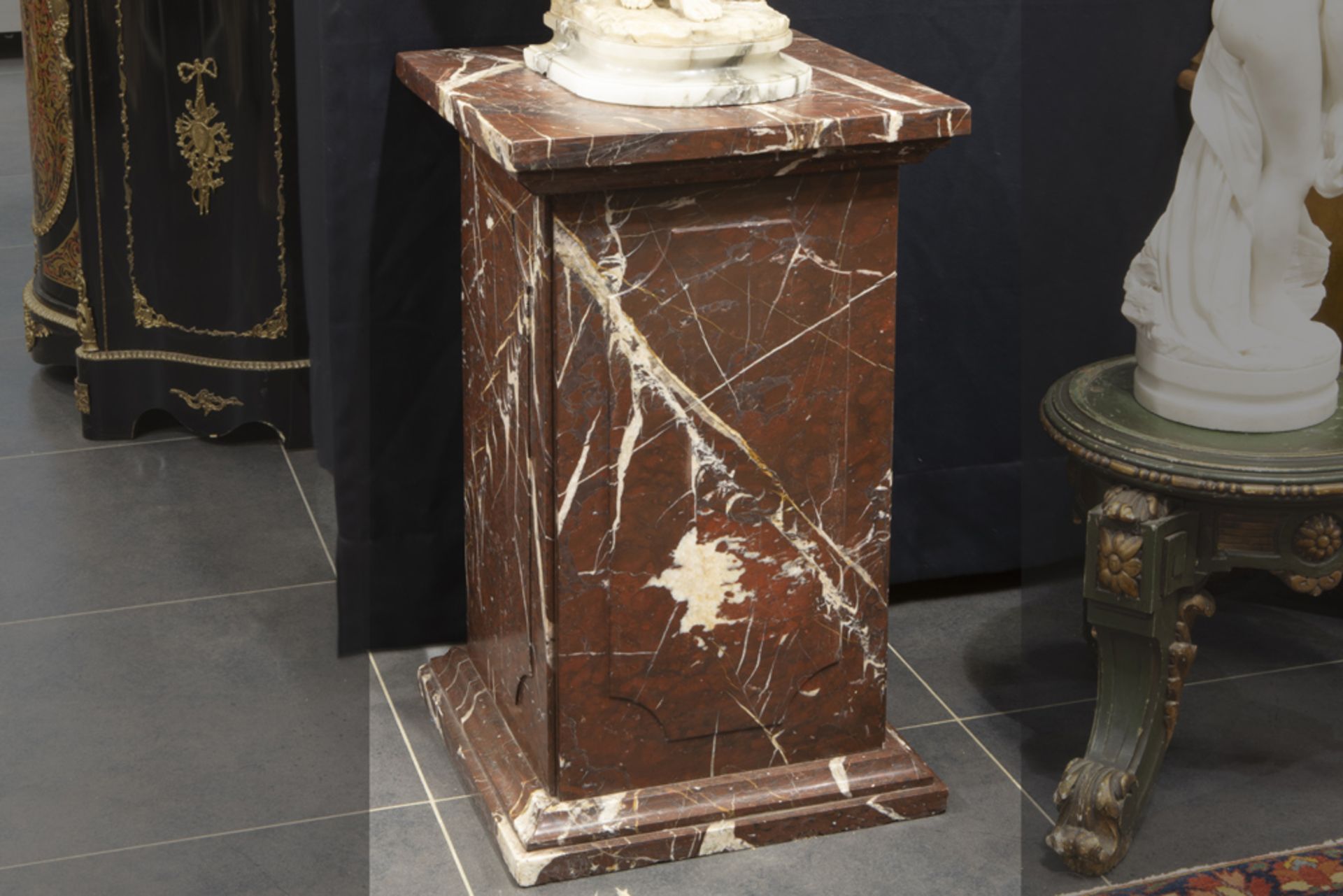 pedestal in red marble || Sokkel in rode marmer - 78 x 46 x 47,5