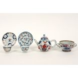 six pieces of antique Chinese porcelain amongst which a tea pot, small plates and a bowl || Lot (