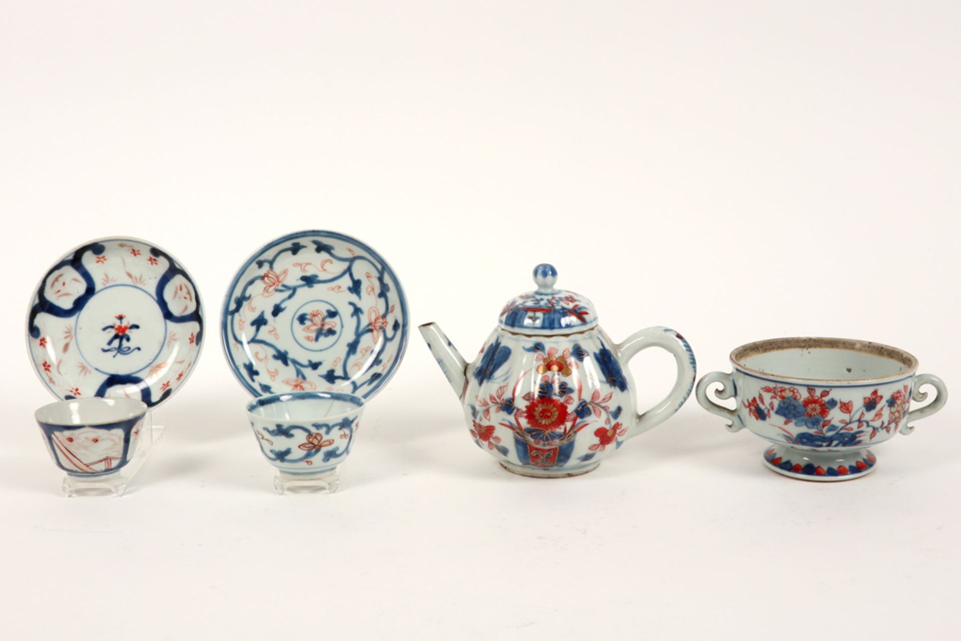 six pieces of antique Chinese porcelain amongst which a tea pot, small plates and a bowl || Lot (