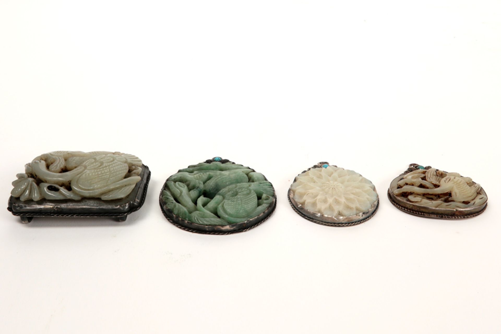 three Chinese pendants and a buckle in marked silver and jade || Lot (4) van drie Chinese - Bild 2 aus 7
