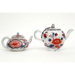 two small 18th Cent. tea pots in Chinese porcelain with an Imari decor || Lot van twee achttiende