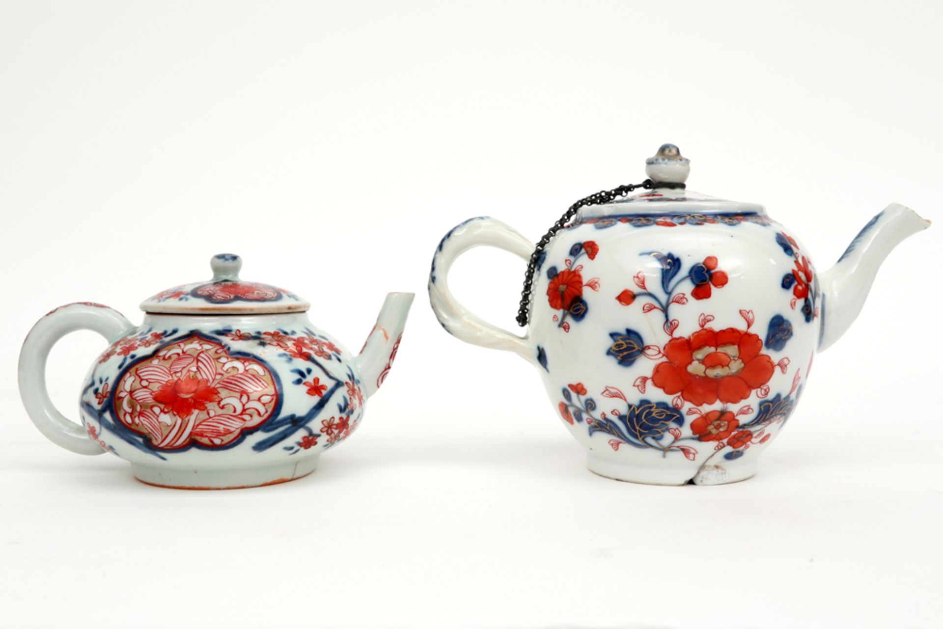 two small 18th Cent. tea pots in Chinese porcelain with an Imari decor || Lot van twee achttiende