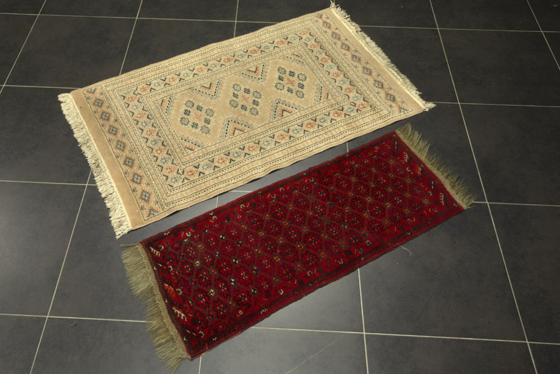 two small handknotted rugs (Afghanistan and Pakistan) || Lot (2) met een Afghaans tapijtje en een