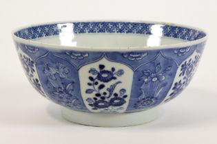 18th Cent. Chinese bowl in porcelain with a floral blue-white decor || Achttiende eeuwse Chinese