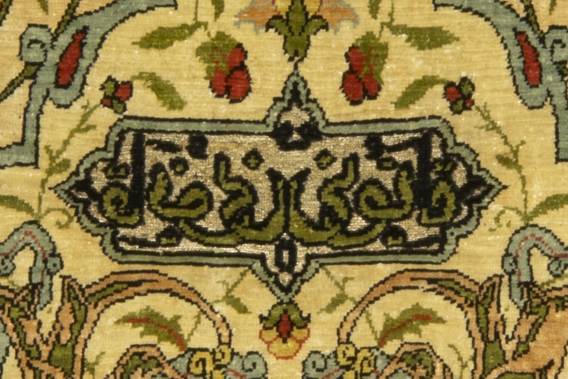 small Turkish praying rug from Hereke in silk on silk with gold threat || Kleine Turkse Hereke in - Image 3 of 3