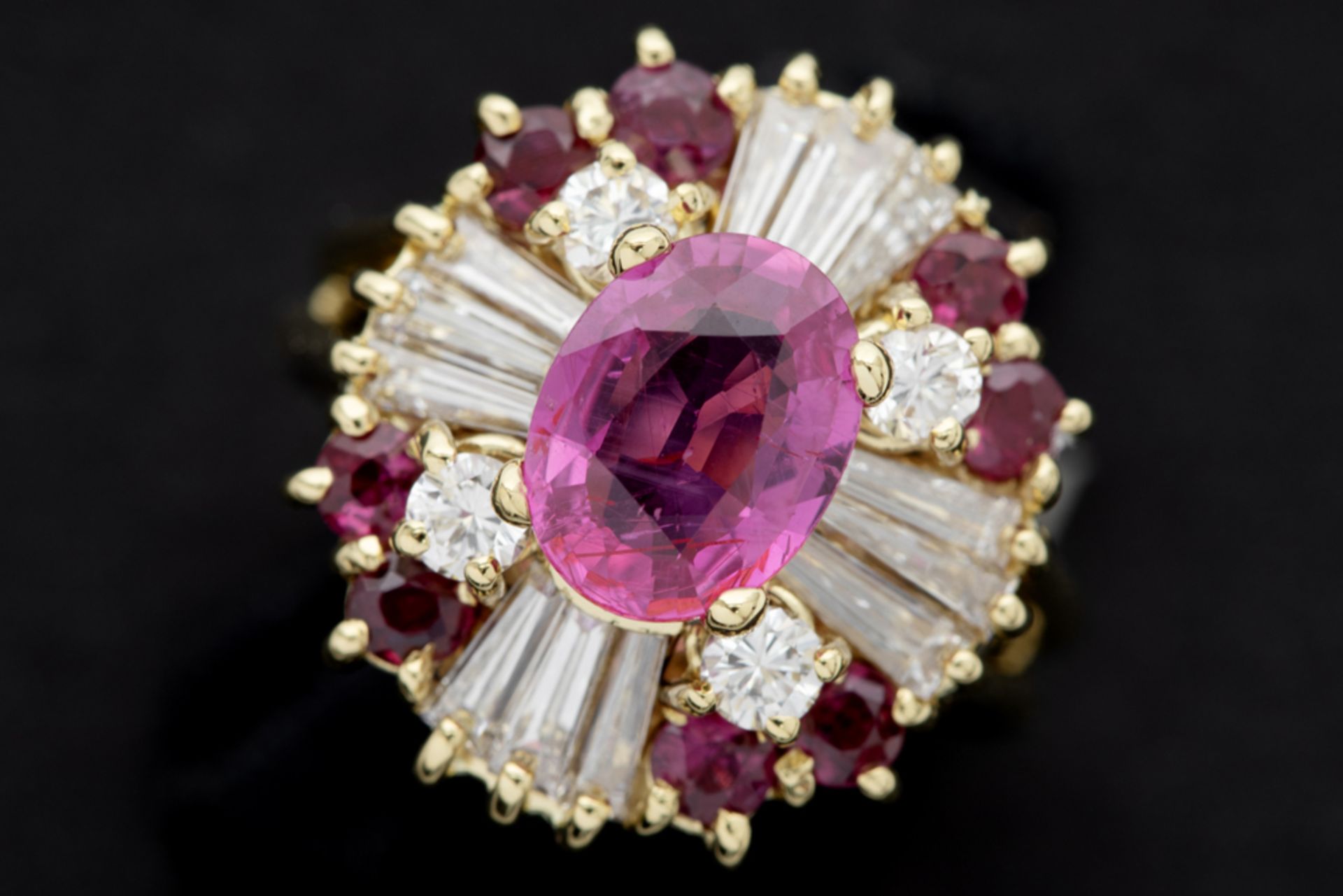 eighties' ring in yellow gold (18 carat) with a 1,61 carat oval non-heated pink sapphire