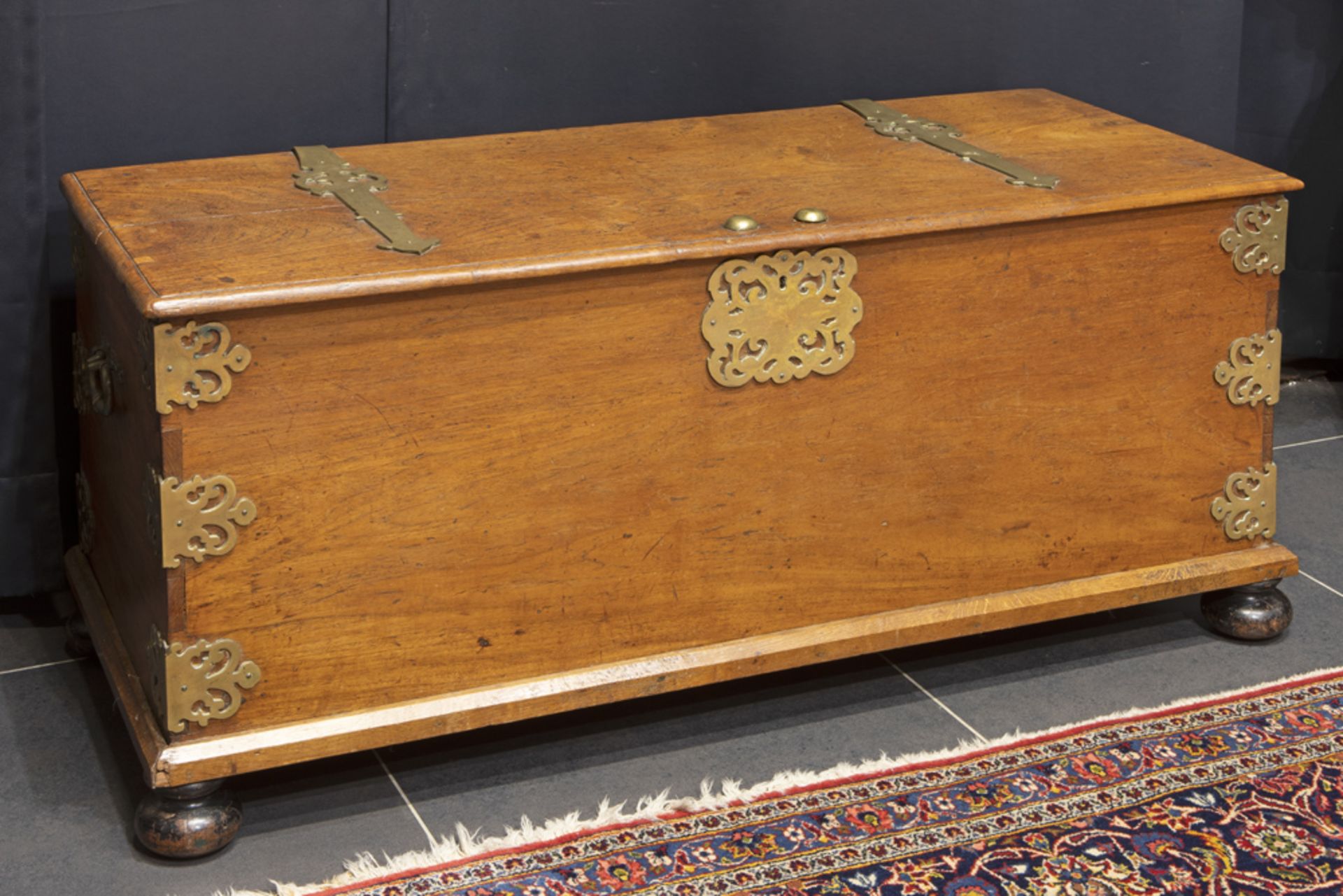 18th Cent. so-called "VOC" chest in an exotic type of wood with nice brass fittings || Achttiende