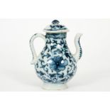 18th Cent. Chinese miniature lidded jug in porcelain with a blue-white decor || Achttiende eeuwse