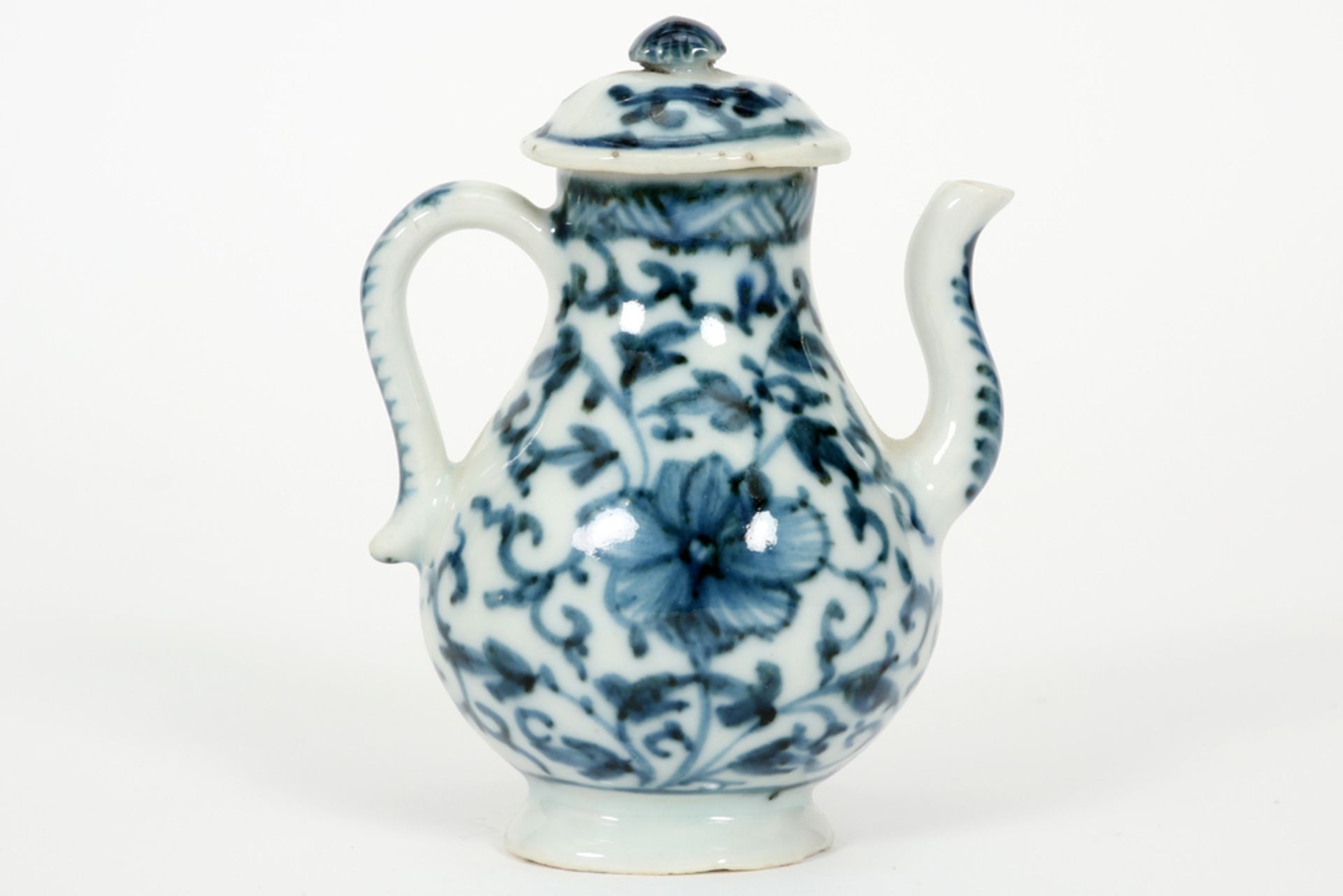 18th Cent. Chinese miniature lidded jug in porcelain with a blue-white decor || Achttiende eeuwse