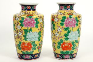pair of Japanese vases in porcelain with floral polychrome decor || Paar Japanse vazen in
