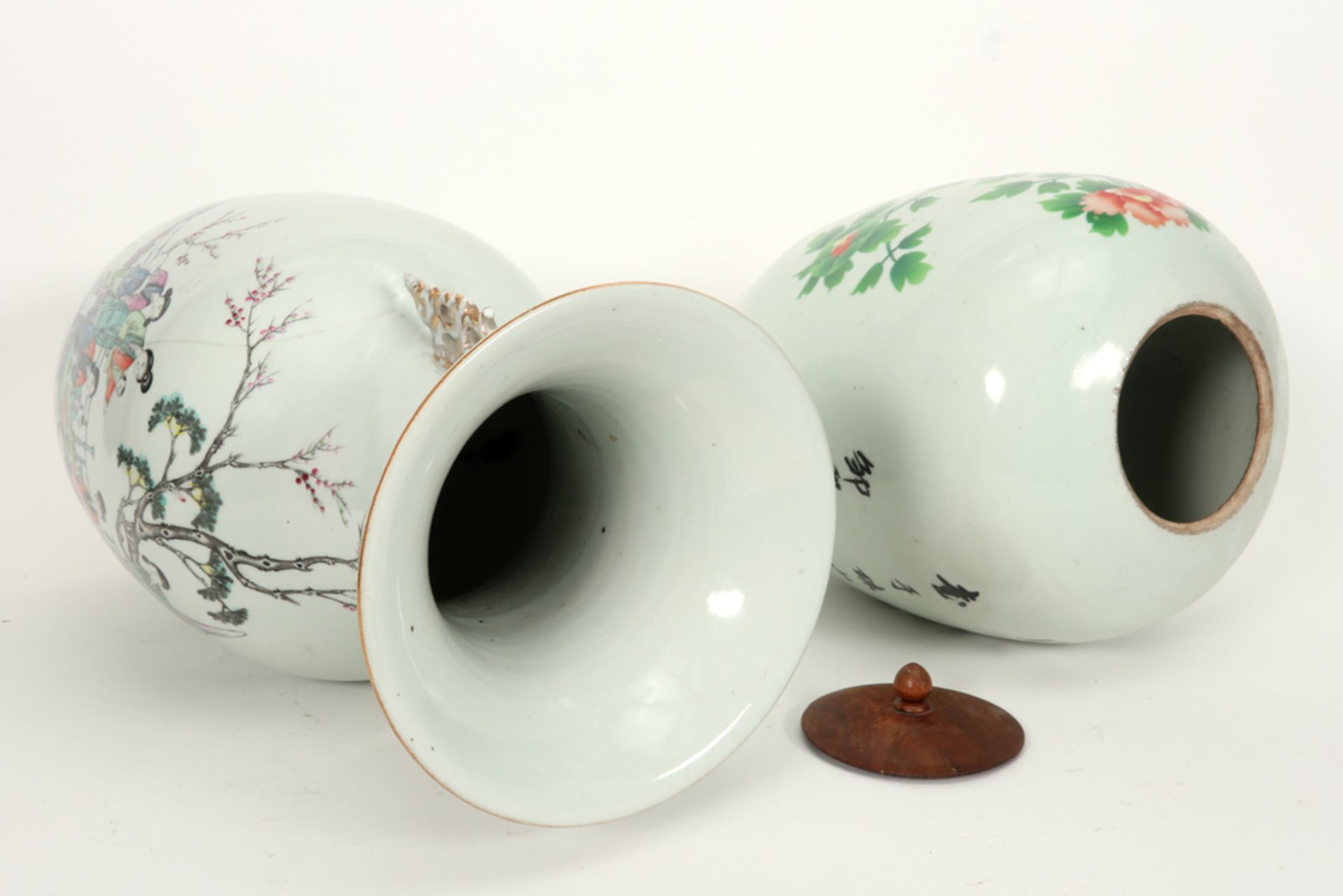 vase and ginger jar (with wooden lid) in Chinese porcelain with polychrome decors || Lot (2) Chinees - Image 4 of 5