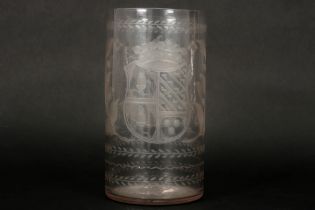 18th Cent. grape washer in glass with etched decor with crest || Achttiende eeuwse druivenspoeler in