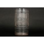 18th Cent. grape washer in glass with etched decor with crest || Achttiende eeuwse druivenspoeler in