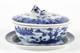 18th Cent. Chinese set of lidded tureen with its tray in porcelain with a blue-white landscape decor