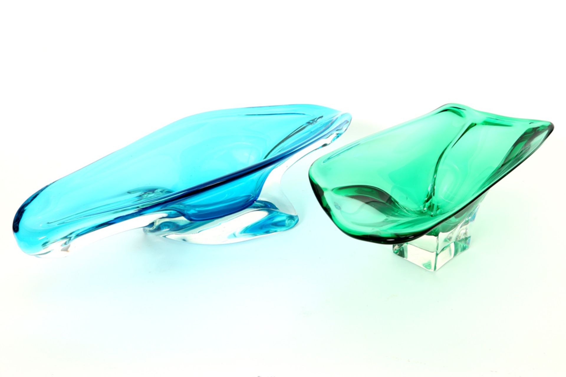 two fifties' Murano glass bowls || Lot van twee fifties' coupes in Murano-kristalglas met typische