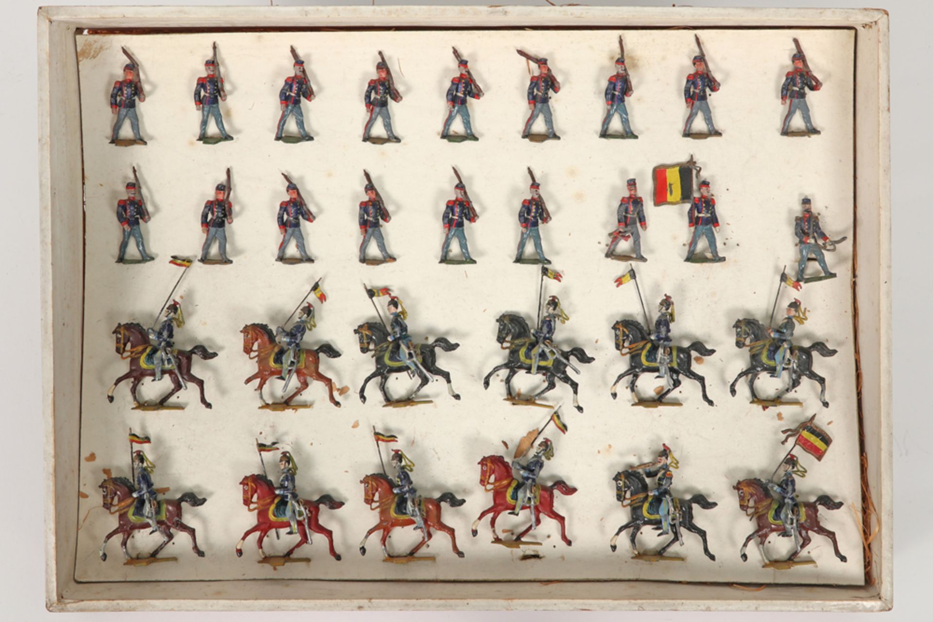 set of thirty "soldier" figures in painted pewter - with their box || Set van dertig "soldaatjes" in - Image 2 of 3
