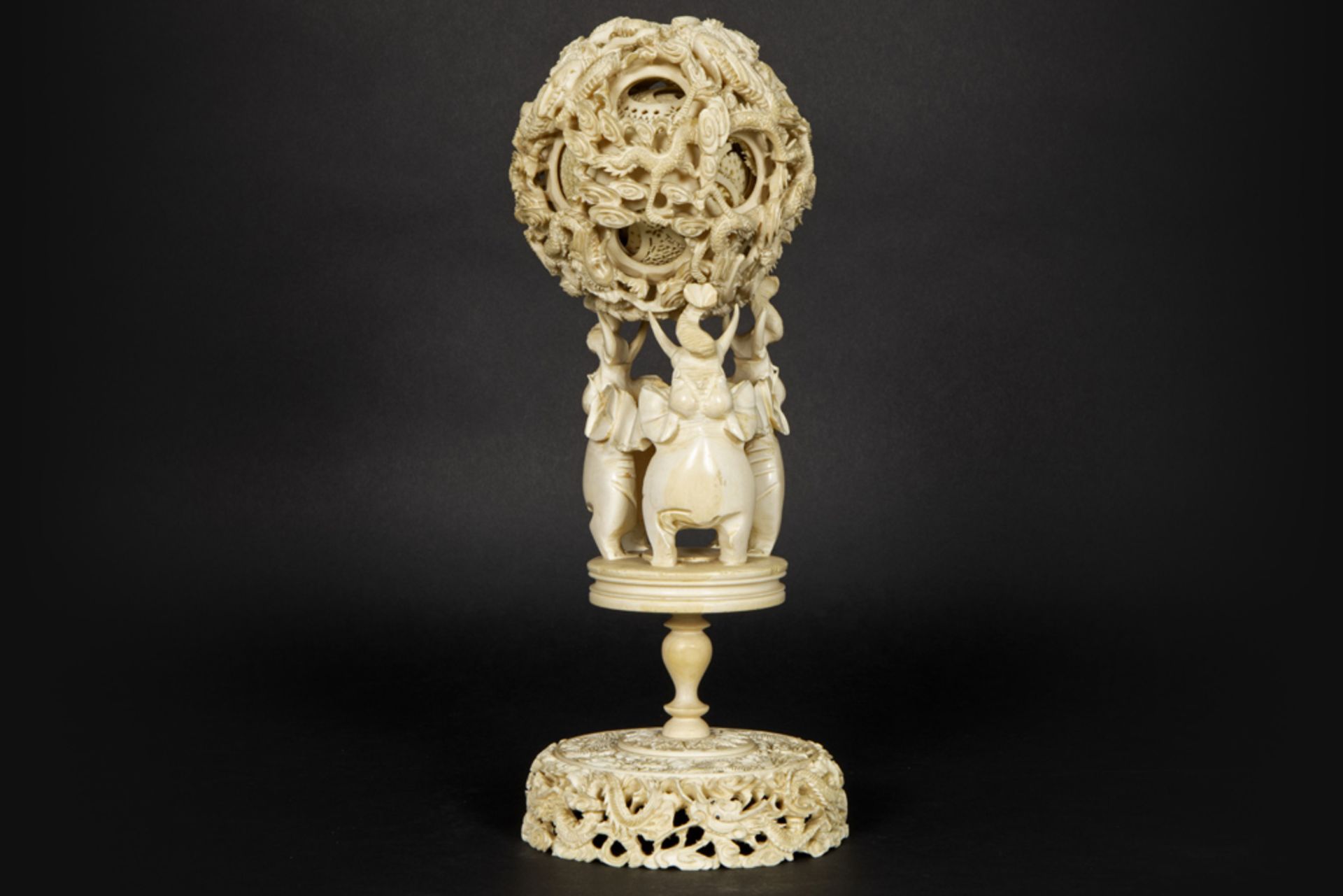 19th Cent. Chinese Qing period "Canton Ball" on a stand with elephants - typical fine Cantonese work - Bild 2 aus 5